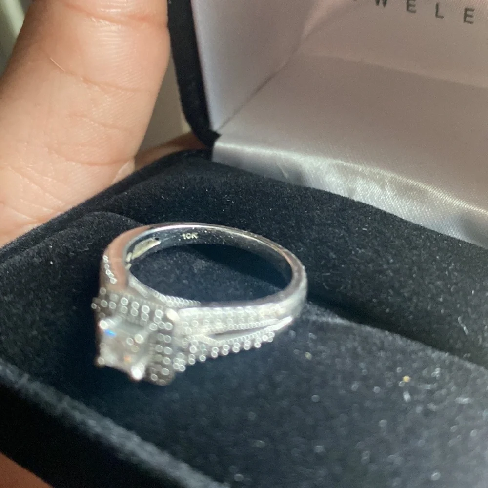 10k White Gold Diamond Engagement Ring - Picture 4 of 12